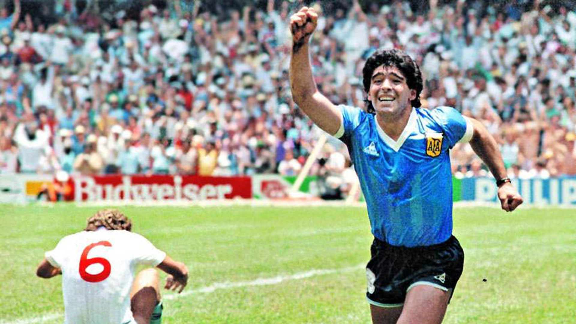 Maradona celebrando uno de sus dos históricos goles ante Inglaterra en el Mundial 86