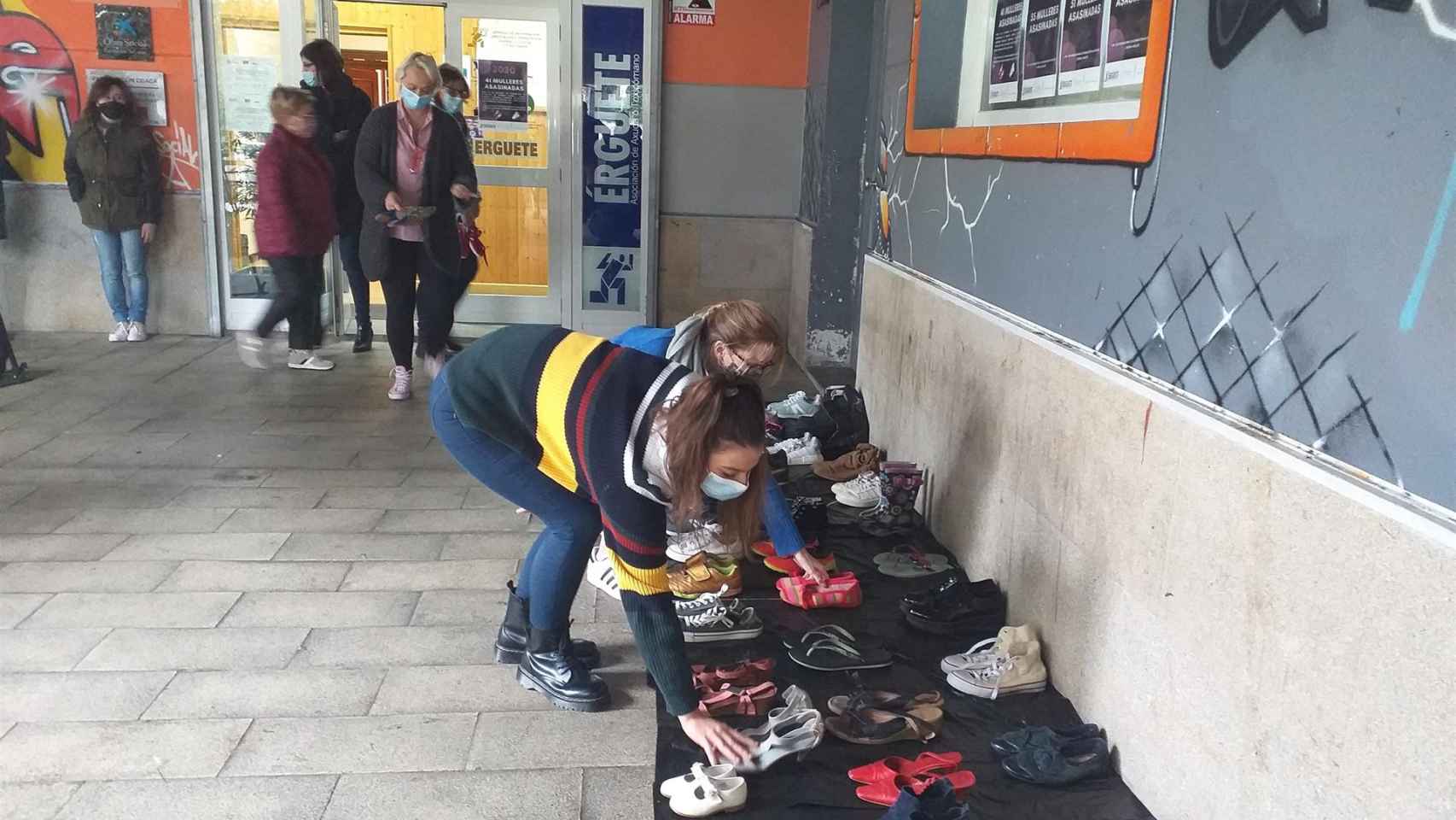 Trabajadores de la fundación colocan pares de zapatos en memoria de las 41 mujeres víctimas de violencia machista en lo que va de 2020.