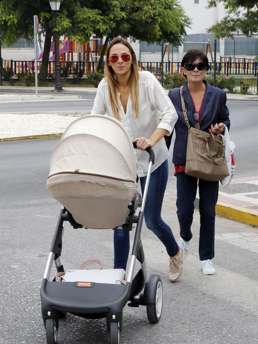 Irene Rosales junto a su madre, Mayte Vázquez.