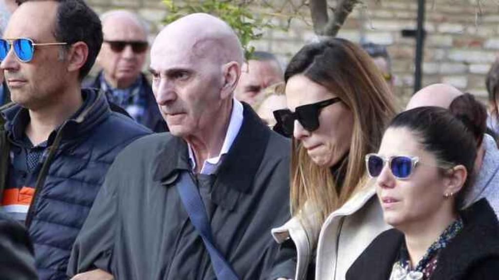 Irene Rosales junto a su padre, Manuel Rosales, en el funeral de Mayte Vázquez.