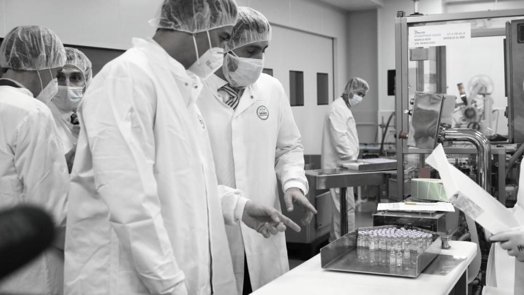 El presidente del Gobierno, Pedro Sánchez, visita un laboratorio.