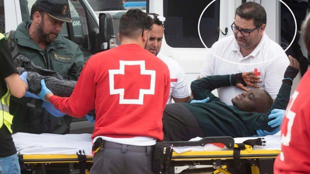 Iván Lima (primero por la derecha), ayudando en las labores de asistencia a un inmigrante llegado a Tarifa (Cádiz).