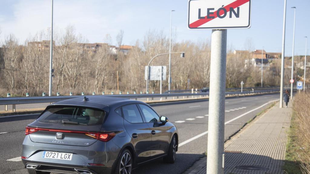 En los límites de la ciudad de León con el nuevo coche de Seat que sortea El Español.