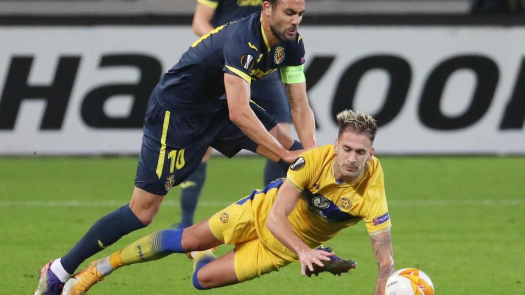 Villarreal y Maccabi pelean un balón