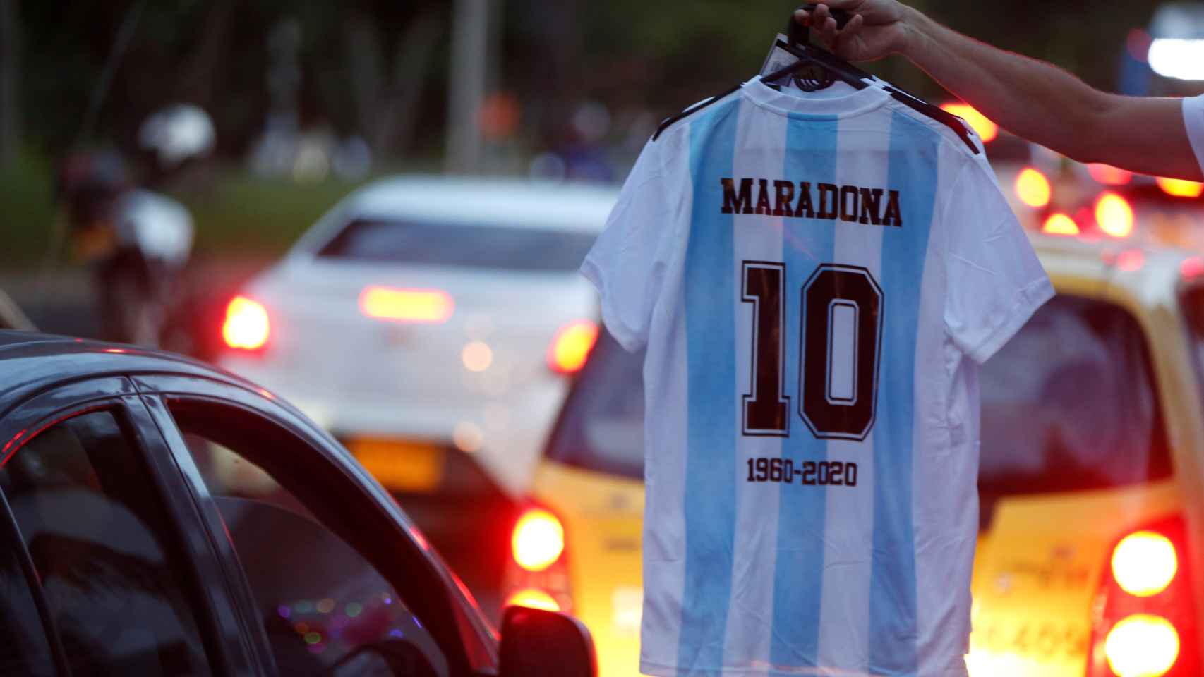 Un hombre vende camisetas de Maradona