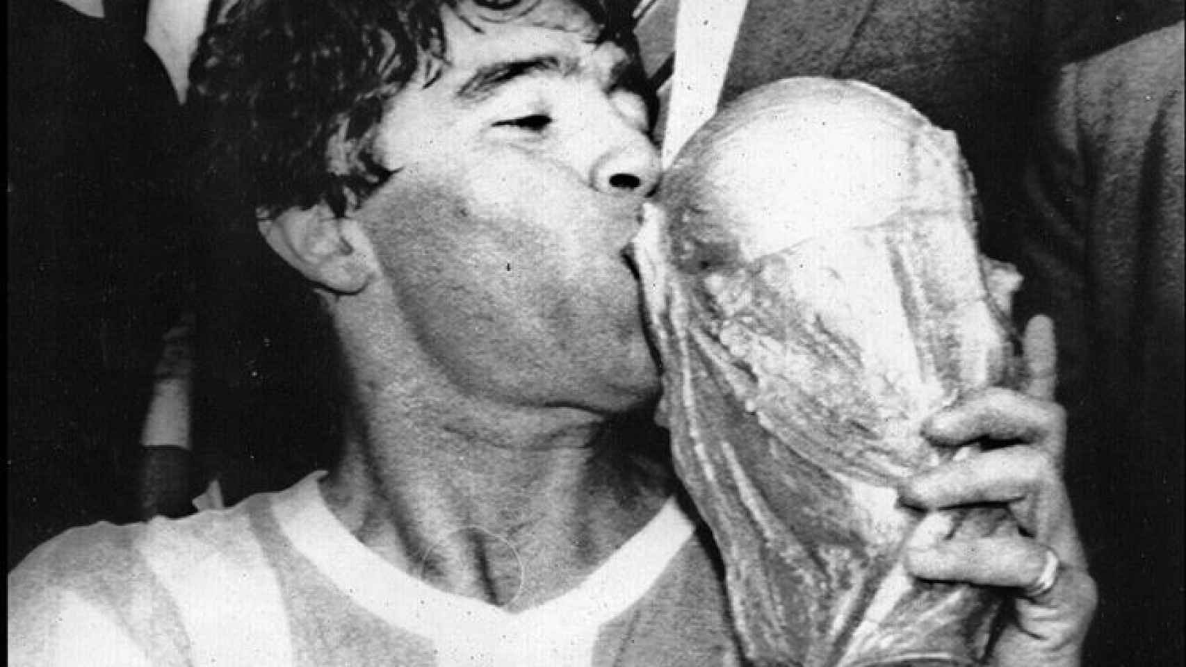 Diego Armando Maradona besa la Copa del Mundo en México 1986