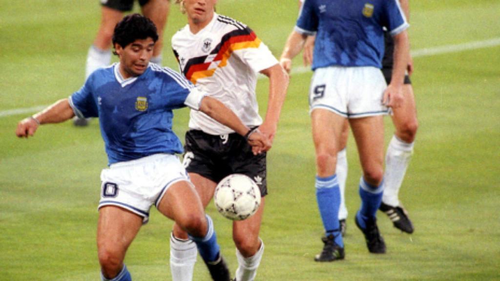Maradona controla un balón ante la presión de Buchwald en la final del Mundial de 1990