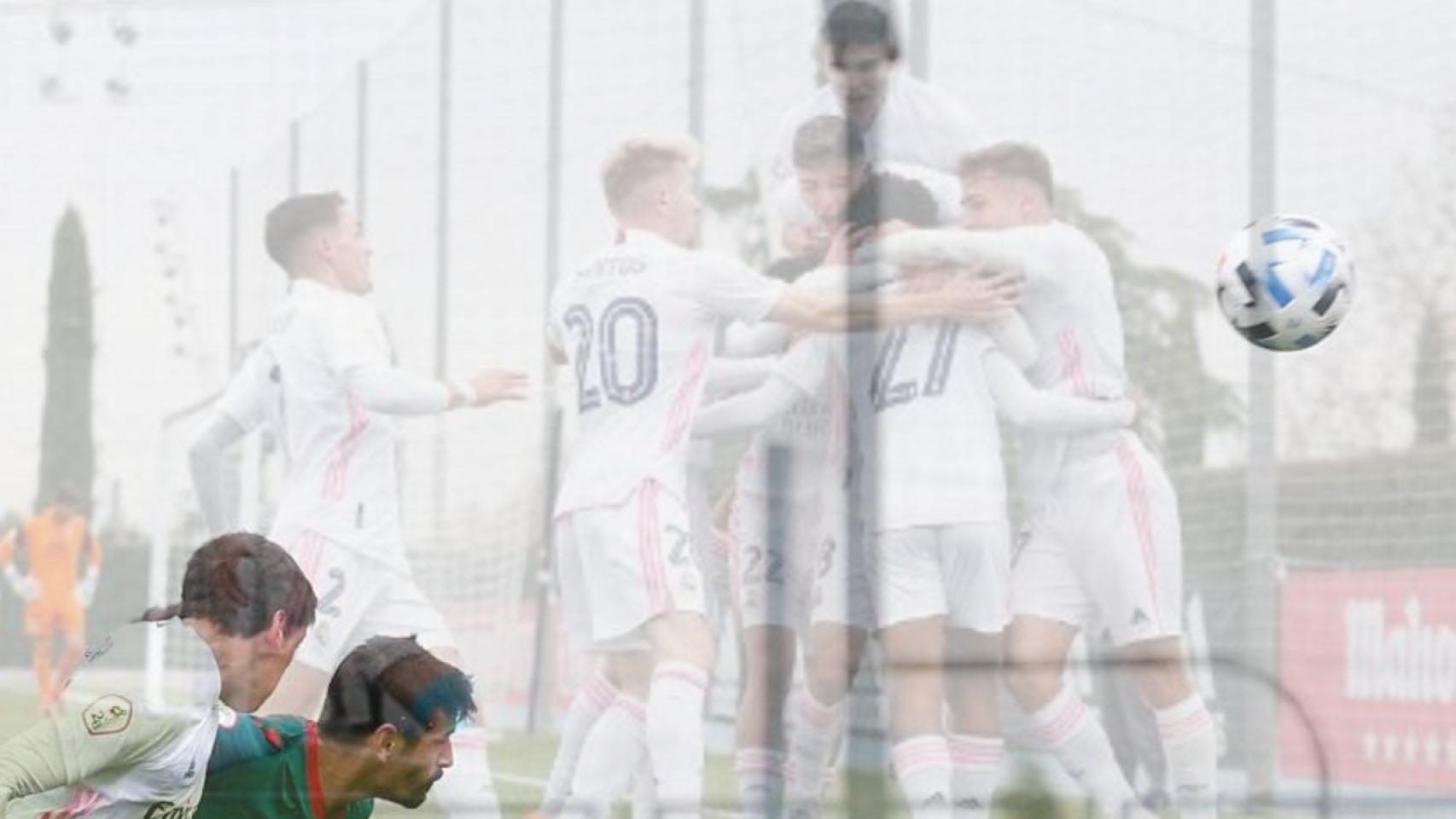 Carlos Dotor remata de cabeza para hacer el gol del Real Madrid Castilla ante el Atlético Baleares y celebra con el equipo su tanto en un fotomontaje