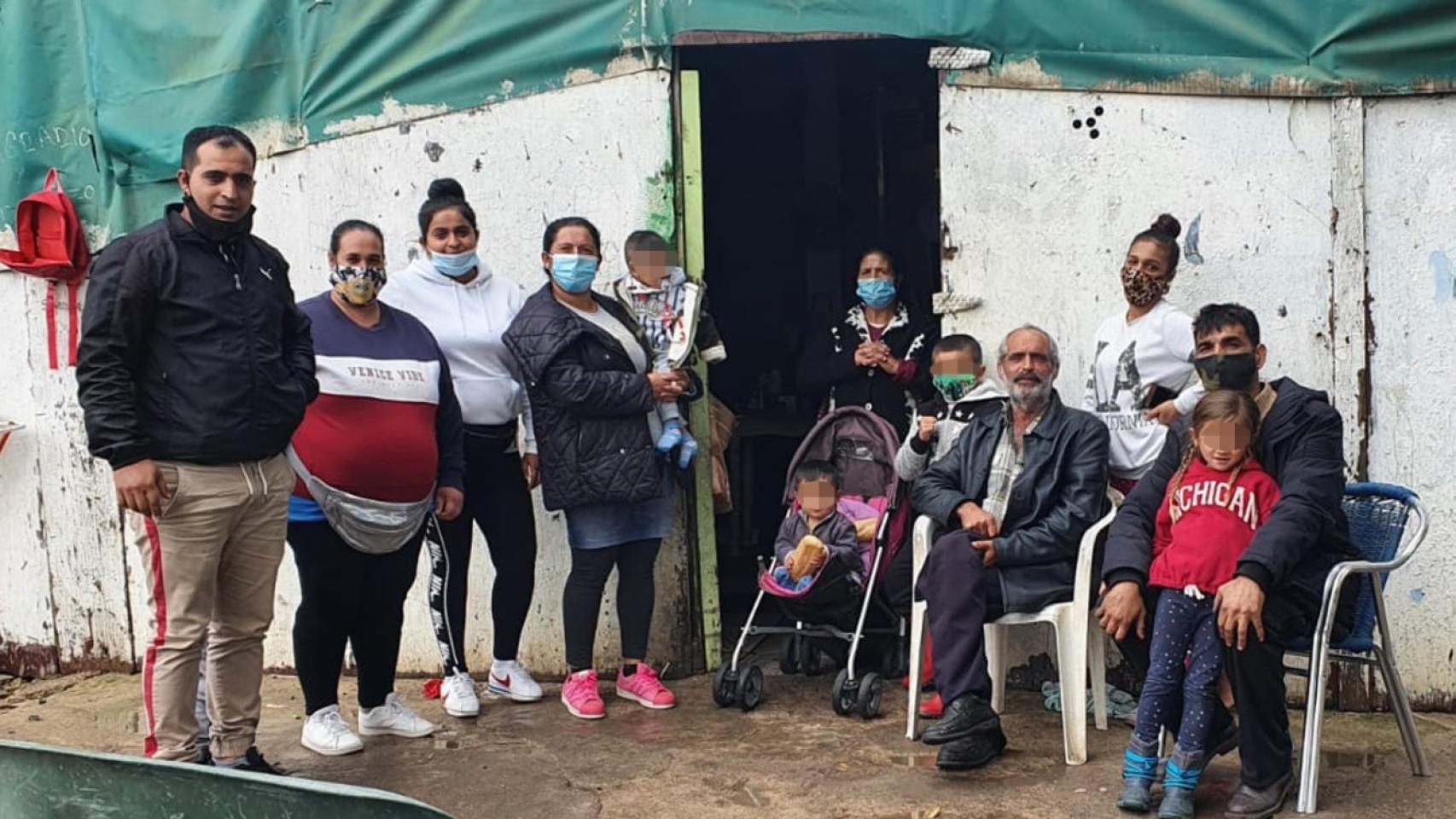 Paco y su familia en la puerta de su chabola en el Vacie.