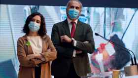 La presidenta de Madrid, Isabel Díaz Ayuso, y el consejero de Sanidad, Enrique Ruiz Escudero.