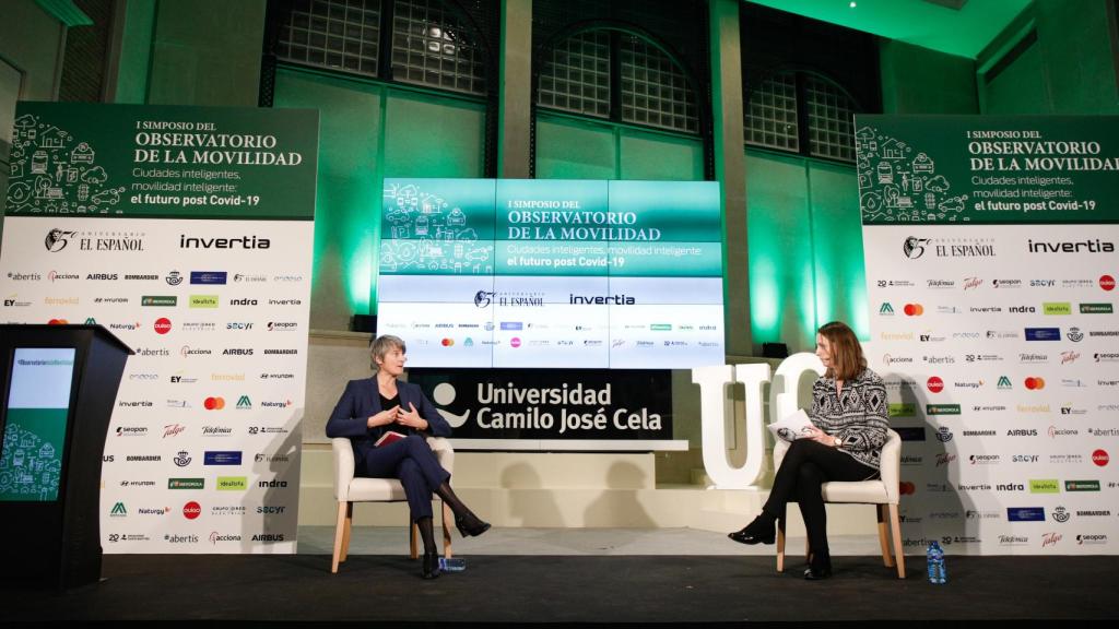 La directora de Ouigo, Hélène Valenzuela, junto a María Vega, corresponsal económica de EL ESPAÑOL.