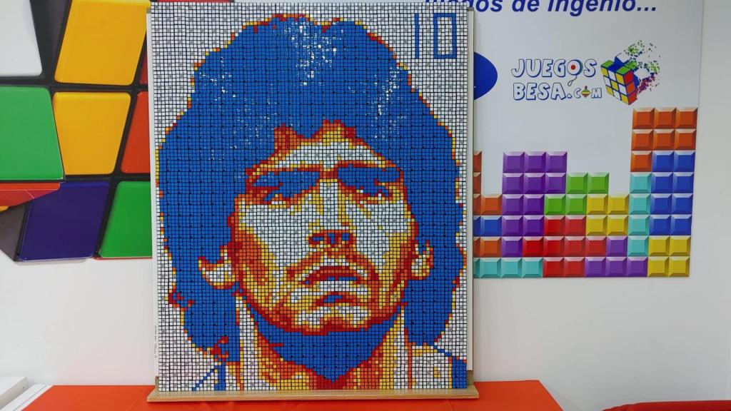 Mural de Maradona con cubos de rubik en Juegos Besa.