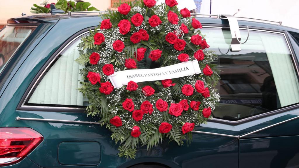 Corona de flores enviada por Isabel Pantoja al padre de Irene Rosales.