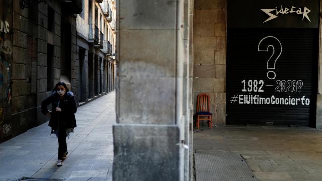 Una mujer paseando por una calle de Barcelona.