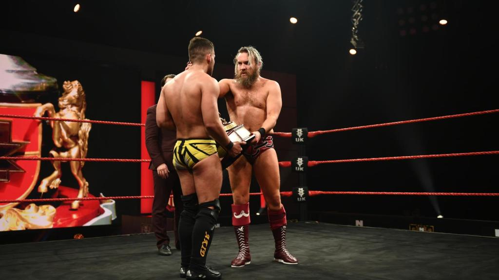 Trent Seven entrega la Heritage Cup a A-Kid