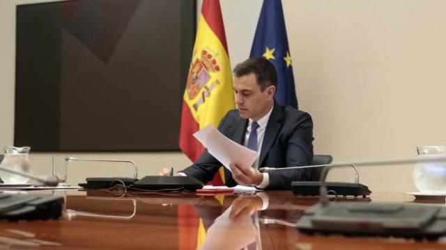 Pedro Sánchez trabajando en la Moncloa.