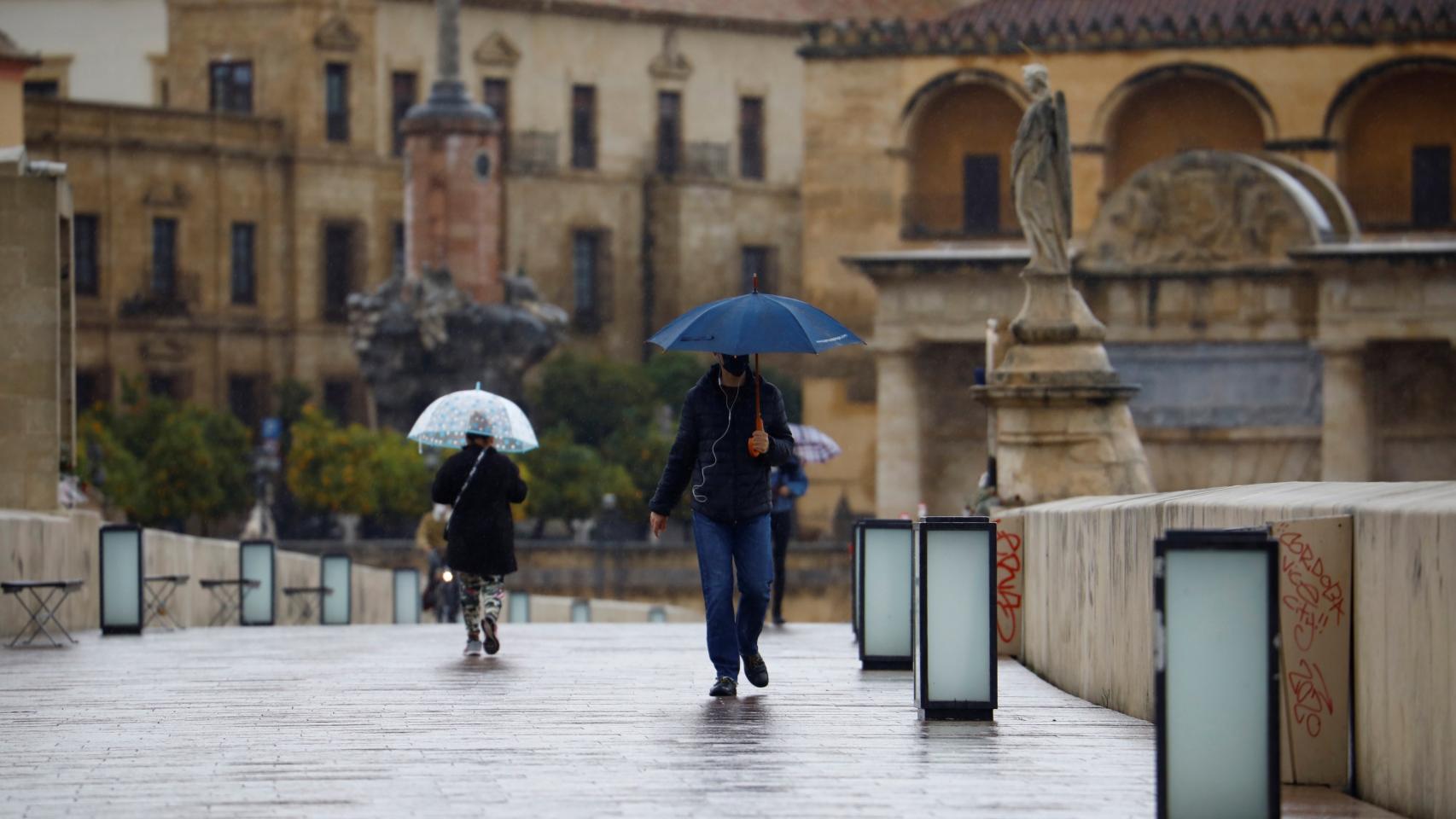 Unas personas en el Puente Romano de Córdoba.