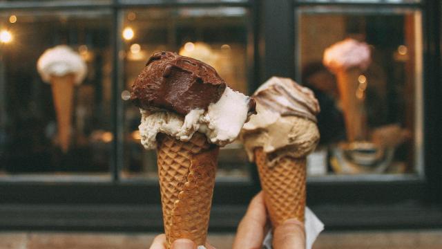 Dos bolas de helado servidas sobre dos cucuruchos.