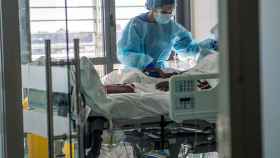 Un enfermo de Covid-19 es atendido en la UCI del hospital Son Espases de Palma de Mallorca. EFE/Cati Cladera