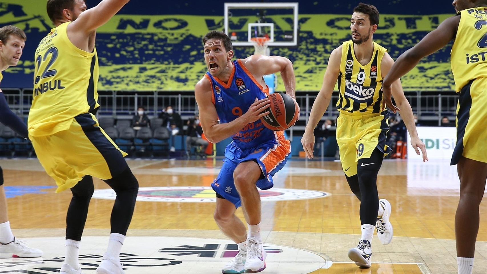 Van Rossom anotando ante Fenerbahçe