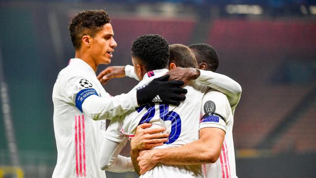 Varane y Nacho celebran con Rodrygo su gol contra el Inter