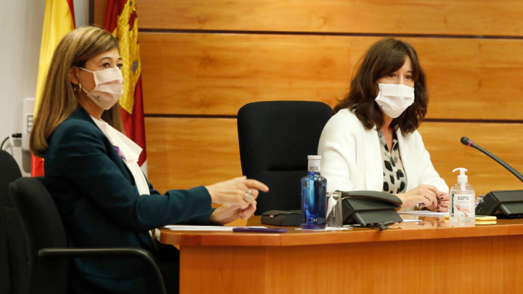 Pilar Callado (i), directora del Instituto de la Mujer, y Blanca Fernández (d), consejera de Igualdad, este viernes en las Cortes regionales