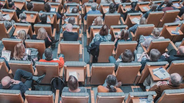 Alumnos en un aula de universidad.