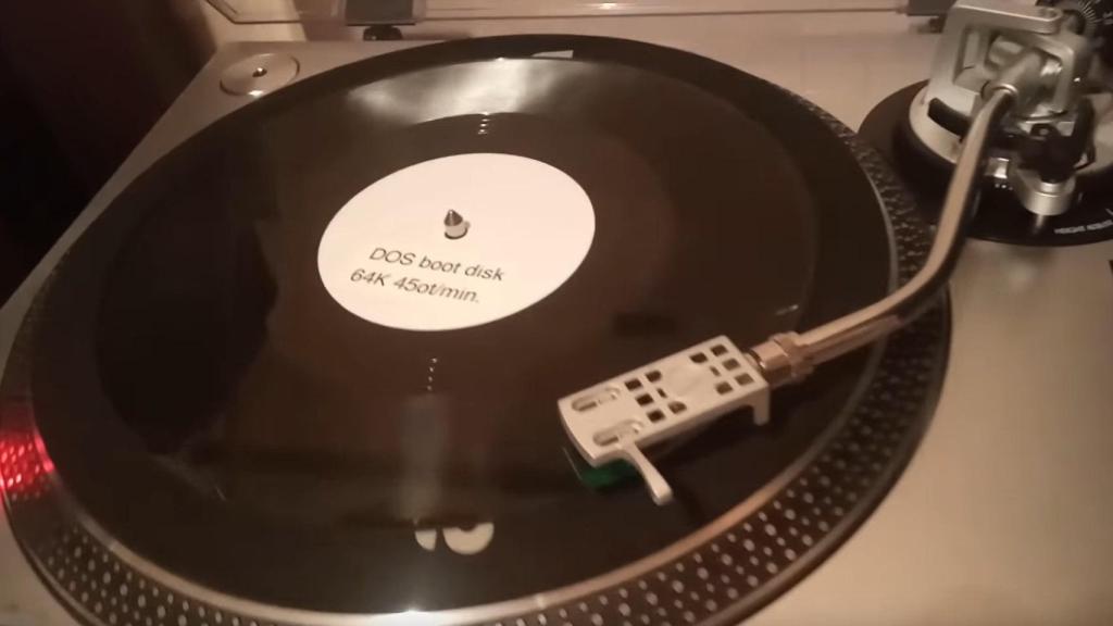 Un lector de discos de vinilo ejecutando un sistema operativo