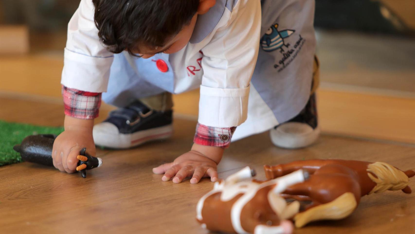 Un niño pequeño juega en clase