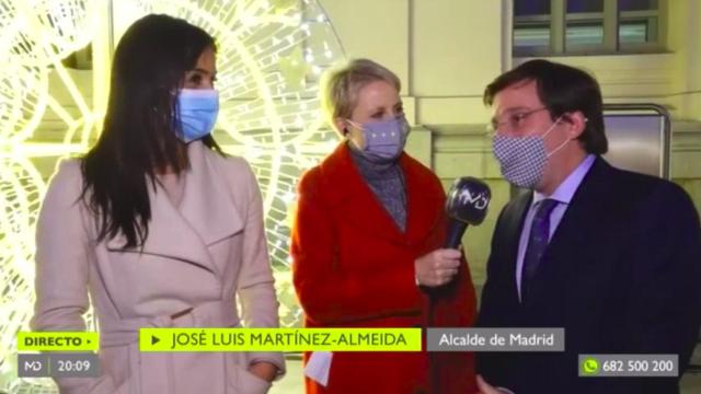 Villacís, Galván y Martínez-Almeida durante la conexión en directo.