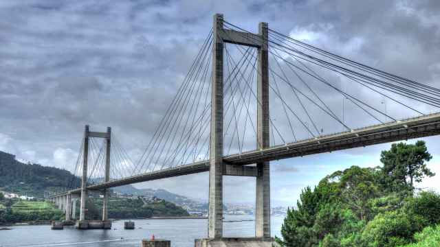 El Puente de Rande bajo un cielo nuboso.