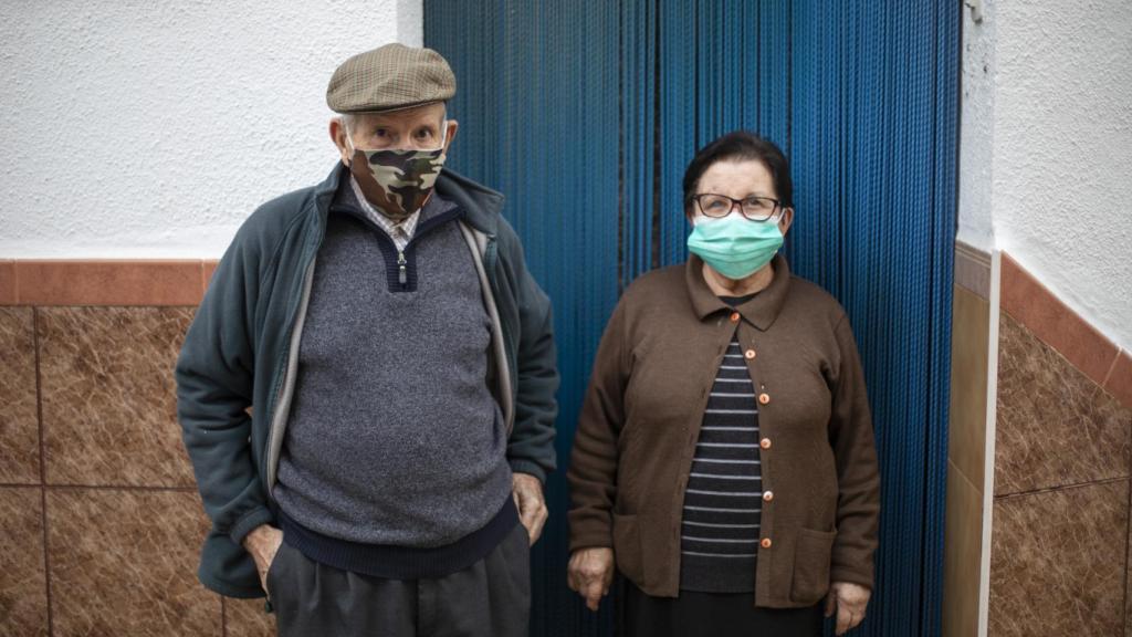 Isidoro y Aurora, en la puerta de su casa.