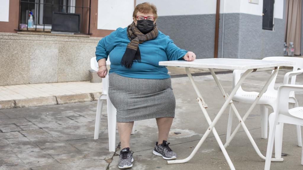 Saturnina, 70 años, en la plaza del pueblo.