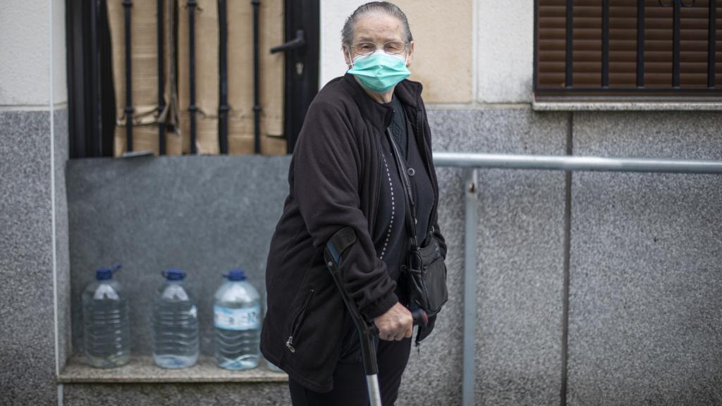 Petra, 86 años, andando por el pueblo.