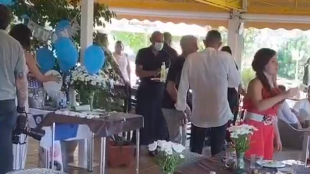 José Joaquín, conocido como Chimo, luciendo uniforme negro, mascarilla y sujetando una bandeja durante una celebración en el restaurante de Jalón