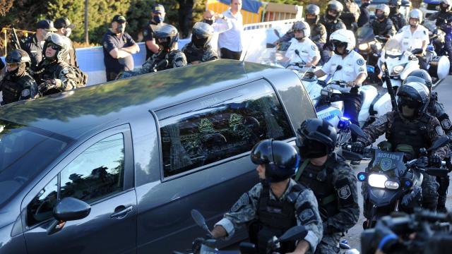 El féretro de Maradona camino al cementerio