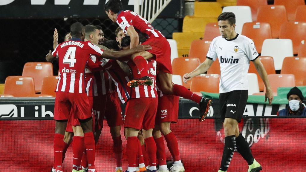 Piña de los jugadores del Atlético de Madrid tras el gol