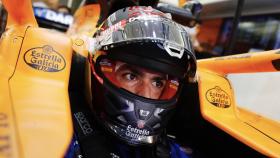 Carlos Sainz dentro de su McLaren en Bahrein