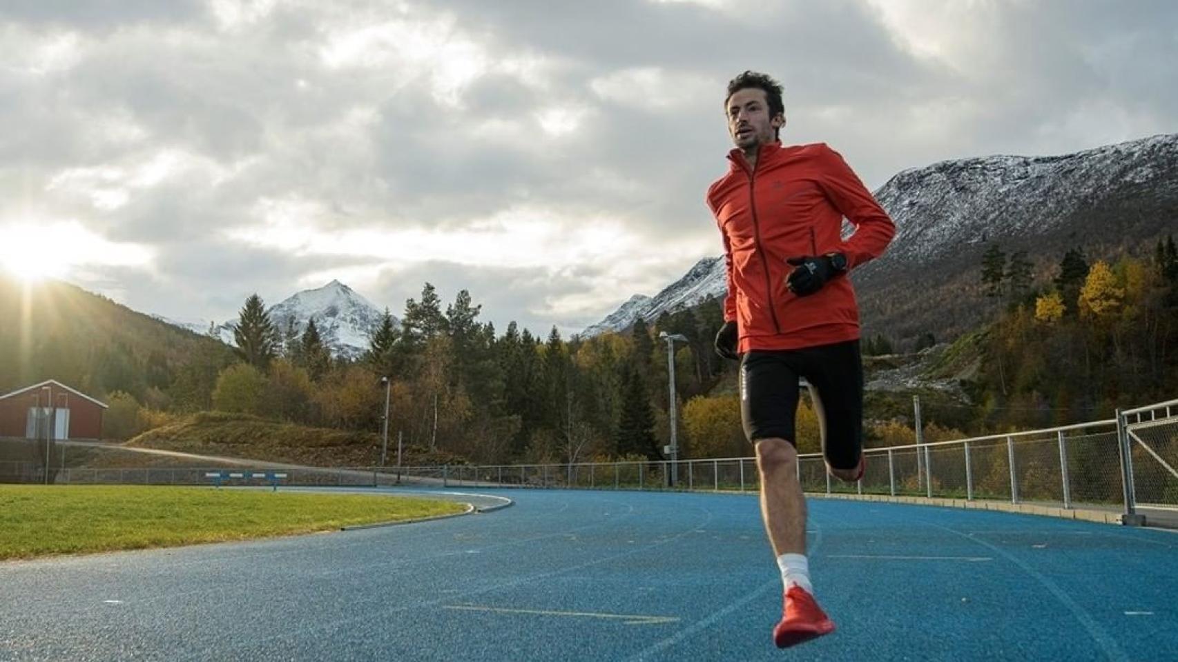 Kilian Jornet entrenando en pista