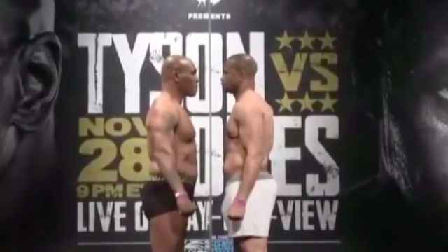 Mike Tyson vs. Roy Jones Jr, durante el pesaje de su pelea