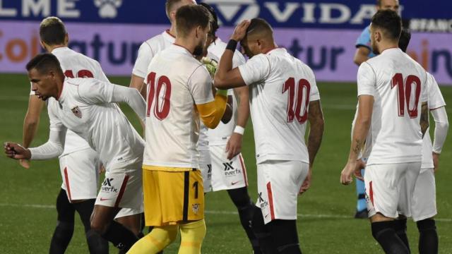 Los jugadores del Sevilla, con el '10' en homenaje a Maradona