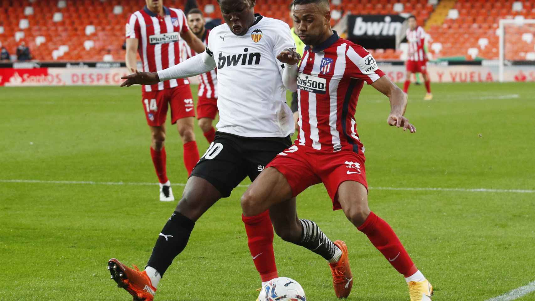 Renan Lodi y Yunus Musah luchan por el balón, en el Valencia - Atlético de Madrid