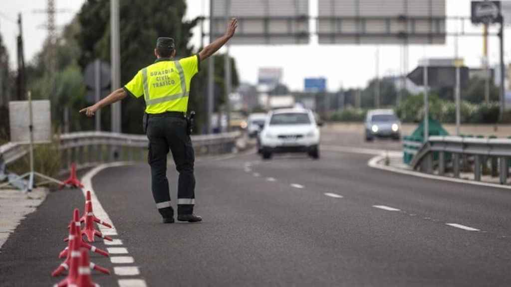 Un agente de la Guardia Civil, en un control.