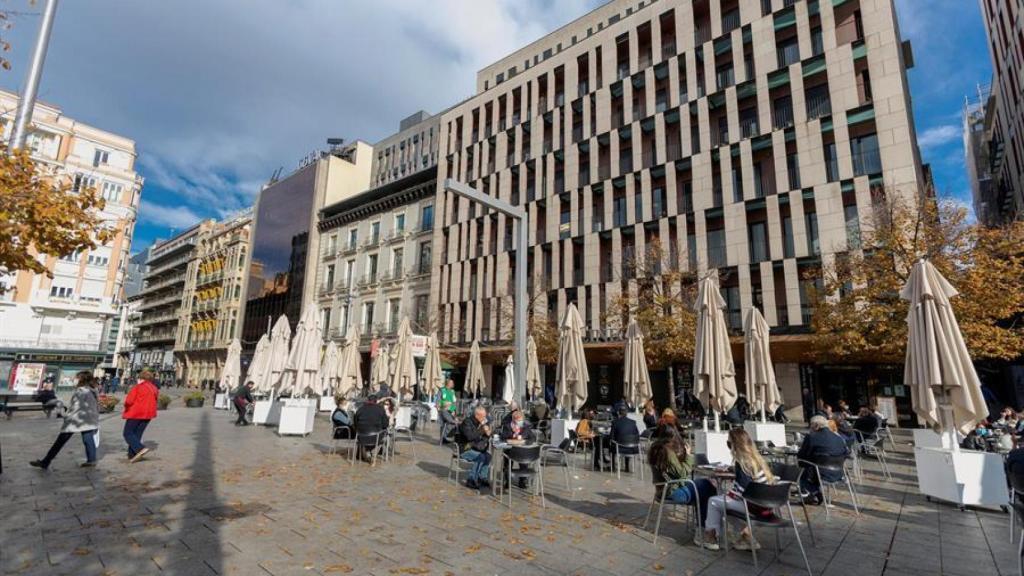 Diversas personas disfrutan en una terraza de la Plaza de España de Zaragoza.