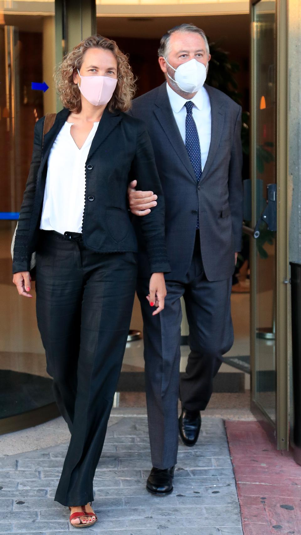 José María Michavila y Alejandra Salinas en el funeral de Jaime Carvajal Hoyos.