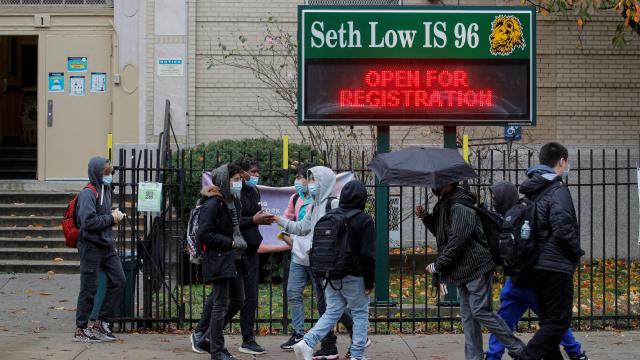 Unos estudiantes a las puertas de un centro escolar en Brooklyn, Nueva York.