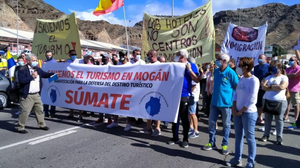 Abajo a la derecha, con una camiseta blanca, Onalia Bueno, la alcaldesa de Mogán que ha participado en la manifestación.