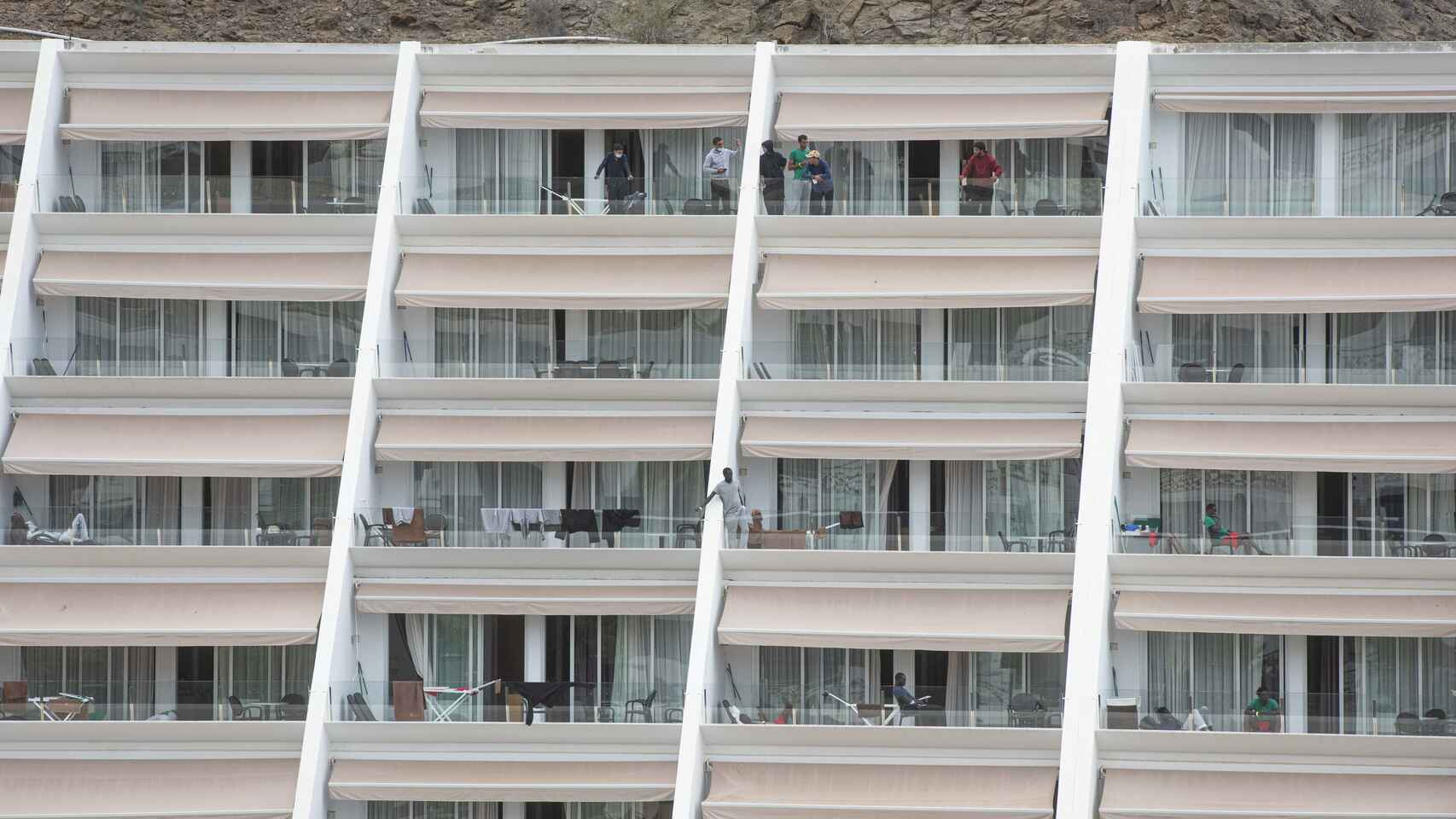 Inmigrantes guardan cuarentena en el hotel Holiday Inn Puerto Calma.