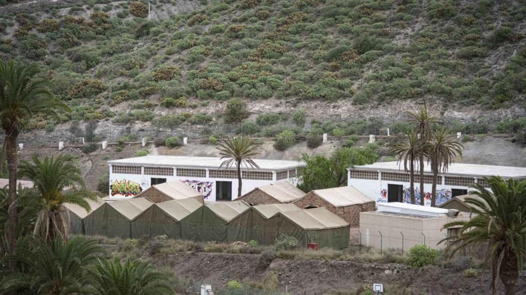 El Ministerio de Defensa ha instalado unas carpas en un antiguo polvorín militar donde espera albergar hasta 800 personas.