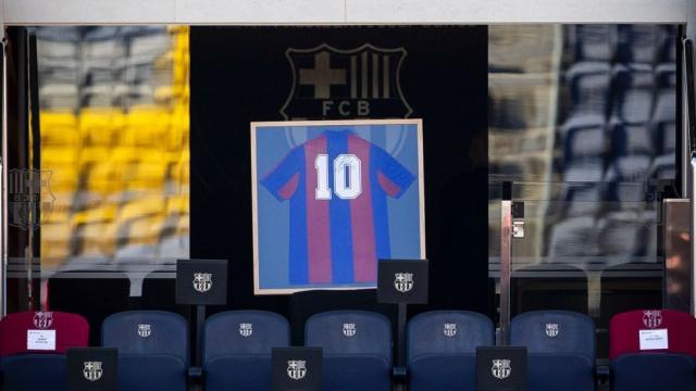 La camiseta de Diego Armando Maradona, en la grada del Camp Nou. Foto: Twitter (@FCBarcelona_es)